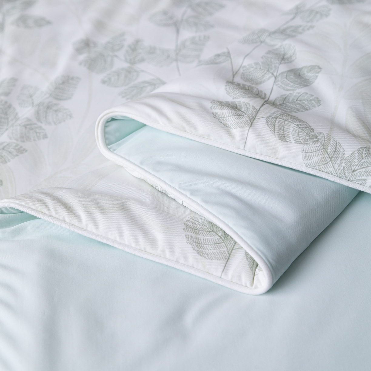 91家纺网 家纺一手货源 找家纺 亿莱鑫 2026新款数码印花凉感丝夏被 摇曳