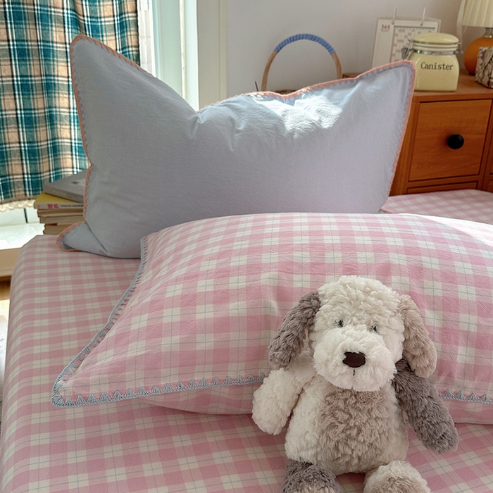 91家纺网 家纺一手货源 找家纺 桃子家居 2026新款A类纯棉色织水洗棉韩系奶油撞色格子三角针贝壳边工艺四件套系列 棉三角针-蓝雾桃格