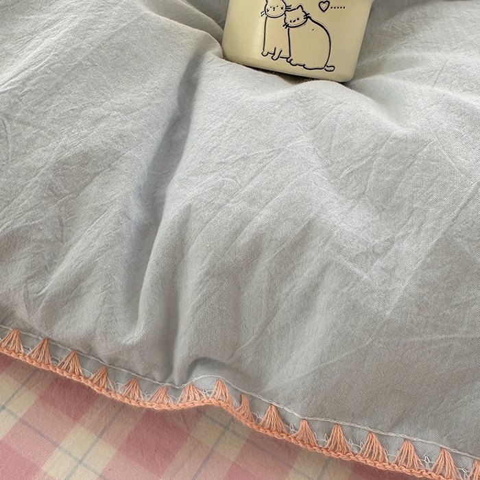 91家纺网 家纺一手货源 找家纺 桃子家居 2026新款A类纯棉色织水洗棉韩系奶油撞色格子三角针贝壳边工艺四件套系列 棉三角针-蓝雾桃格