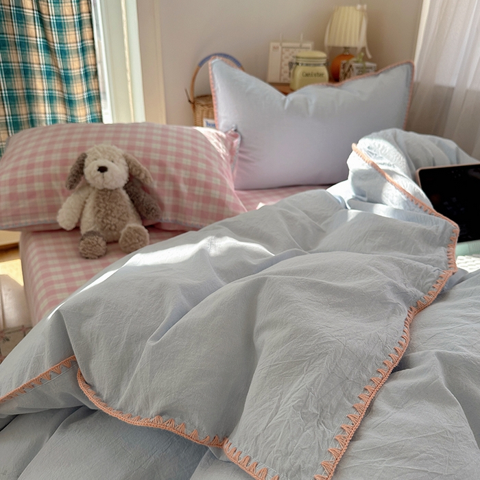 91家纺网 家纺一手货源 找家纺 桃子家居 2026新款A类纯棉色织水洗棉韩系奶油撞色格子三角针贝壳边工艺四件套系列 棉三角针-蓝雾桃格