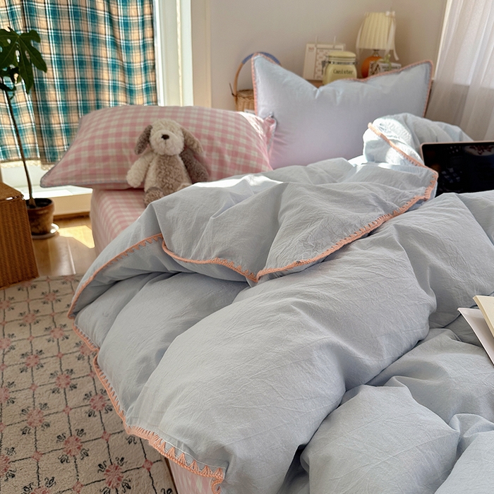 91家纺网 家纺一手货源 找家纺 桃子家居 2026新款A类纯棉色织水洗棉韩系奶油撞色格子三角针贝壳边工艺四件套系列 棉三角针-蓝雾桃格