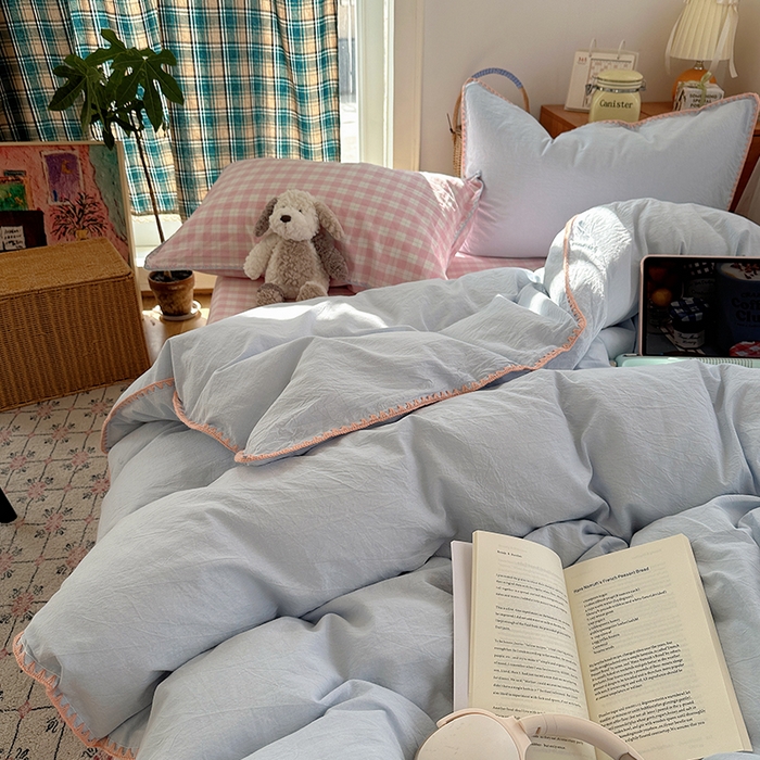 91家纺网 家纺一手货源 找家纺 桃子家居 2026新款A类纯棉色织水洗棉韩系奶油撞色格子三角针贝壳边工艺四件套系列 棉三角针-蓝雾桃格