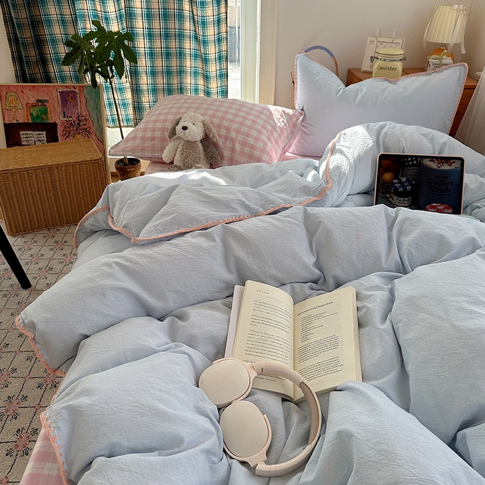 91家纺网 家纺一手货源 找家纺 桃子家居 2026新款A类纯棉色织水洗棉韩系奶油撞色格子三角针贝壳边工艺四件套系列 棉三角针-蓝雾桃格