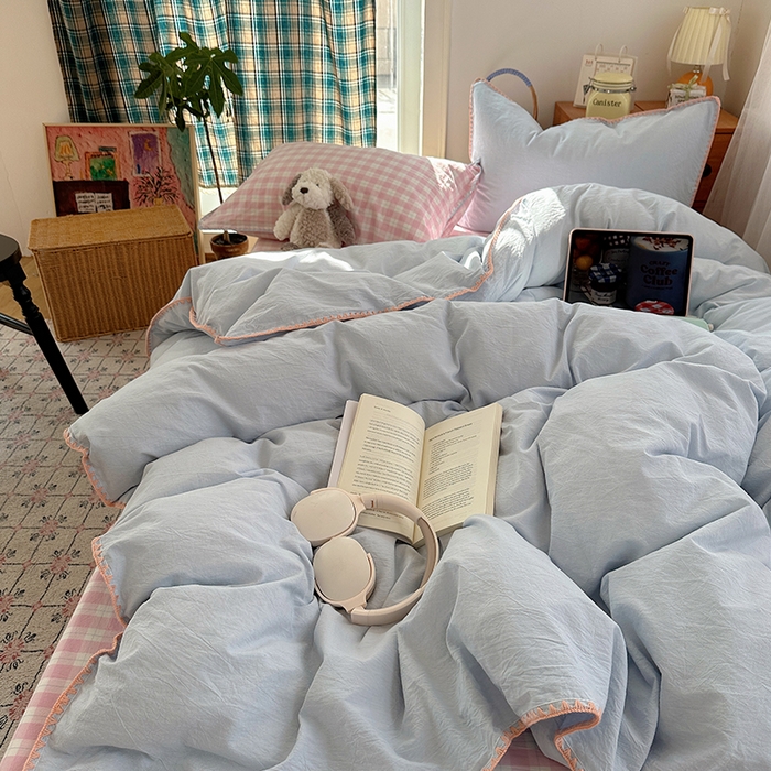 91家纺网 家纺一手货源 找家纺 桃子家居 2026新款A类纯棉色织水洗棉韩系奶油撞色格子三角针贝壳边工艺四件套系列 棉三角针-蓝雾桃格