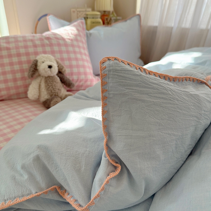 91家纺网 家纺一手货源 找家纺 桃子家居 2026新款A类纯棉色织水洗棉韩系奶油撞色格子三角针贝壳边工艺四件套系列 棉三角针-蓝雾桃格