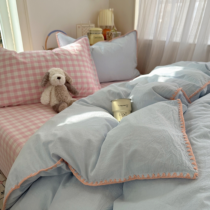 91家纺网 家纺一手货源 找家纺 桃子家居 2026新款A类纯棉色织水洗棉韩系奶油撞色格子三角针贝壳边工艺四件套系列 棉三角针-蓝雾桃格