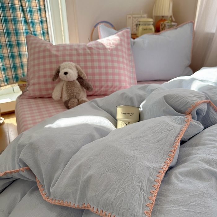 91家纺网 家纺一手货源 找家纺 桃子家居 2026新款A类纯棉色织水洗棉韩系奶油撞色格子三角针贝壳边工艺四件套系列 棉三角针-蓝雾桃格