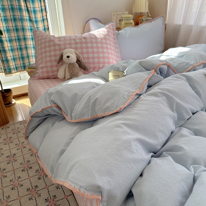 91家纺网 家纺一手货源 找家纺 桃子家居 2026新款A类纯棉色织水洗棉韩系奶油撞色格子三角针贝壳边工艺四件套系列 棉三角针-蓝雾桃格