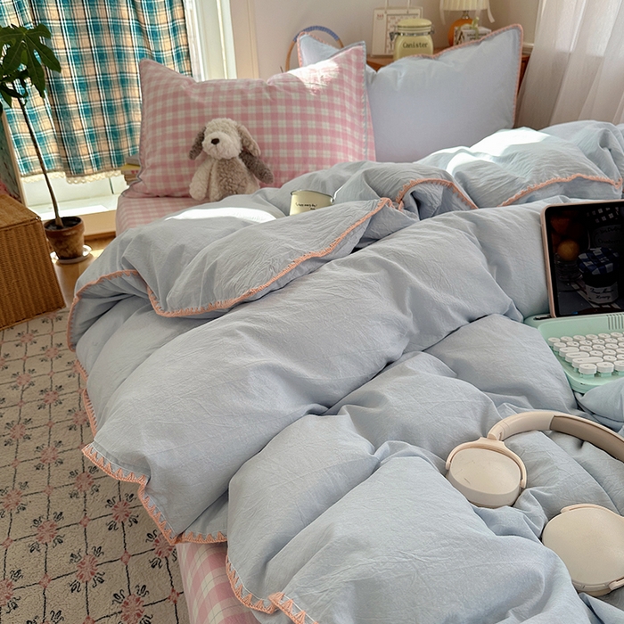 91家纺网 家纺一手货源 找家纺 桃子家居 2026新款A类纯棉色织水洗棉韩系奶油撞色格子三角针贝壳边工艺四件套系列 棉三角针-蓝雾桃格