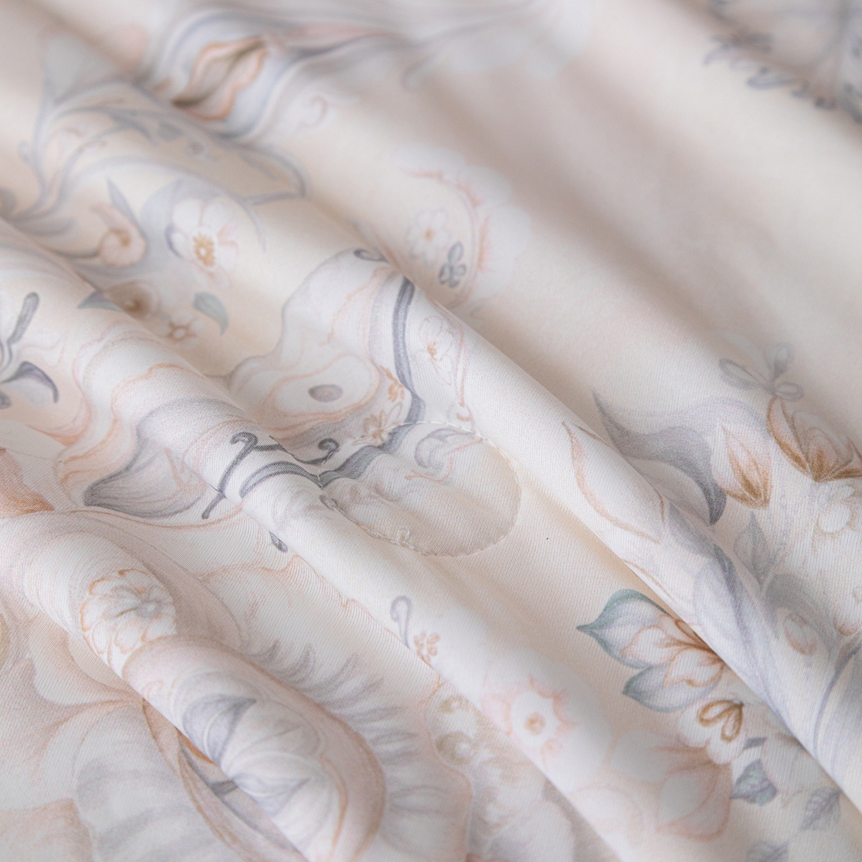 91家纺网 家纺一手货源 找家纺 亿莱鑫 2026新款数码印花凉感丝夏被 印象派-米黄