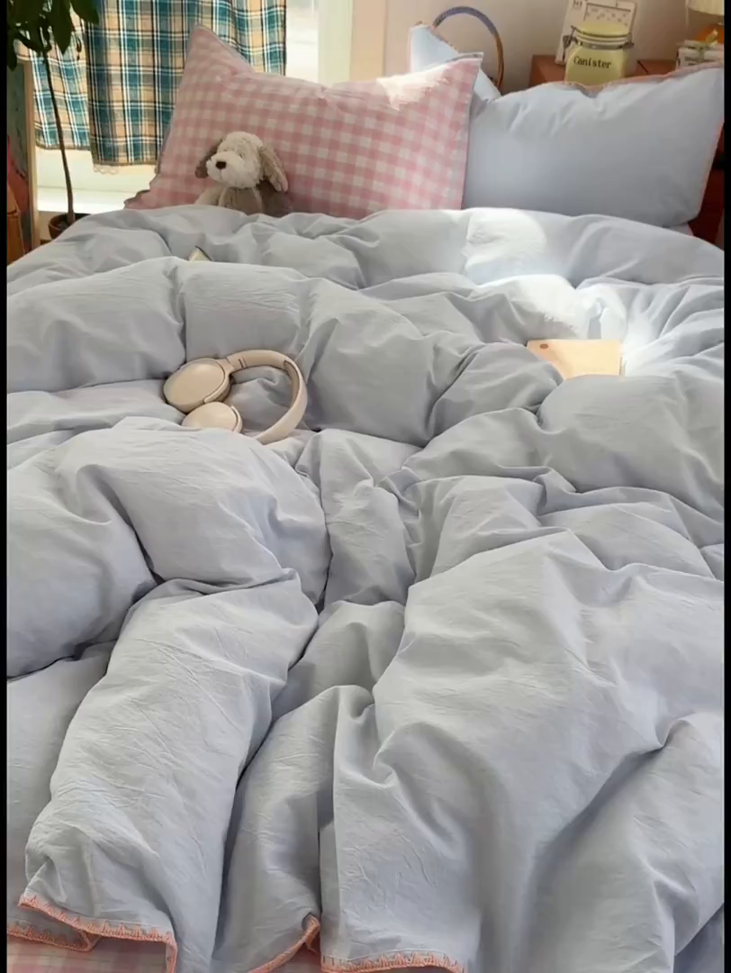 91家纺网 家纺一手货源 找家纺 桃子家居 2026新款A类纯棉色织水洗棉韩系奶油撞色格子三角针贝壳边工艺四件套系列 棉三角针-蓝雾桃格