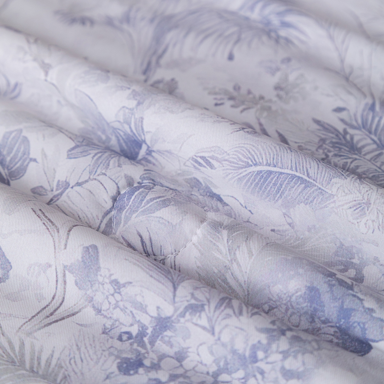 91家纺网 家纺一手货源 找家纺 亿莱鑫 2026新款数码印花凉感丝夏被 雨林奇境