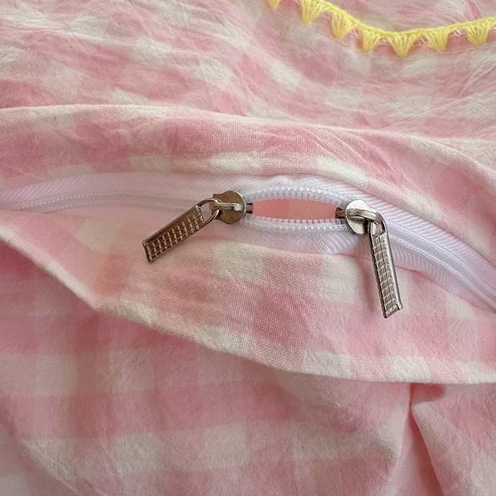 91家纺网 家纺一手货源 找家纺 桃子家居 2026新款A类纯棉色织水洗棉韩系奶油撞色格子三角针贝壳边工艺四件套系列 棉三角针-蜜桃奶酥