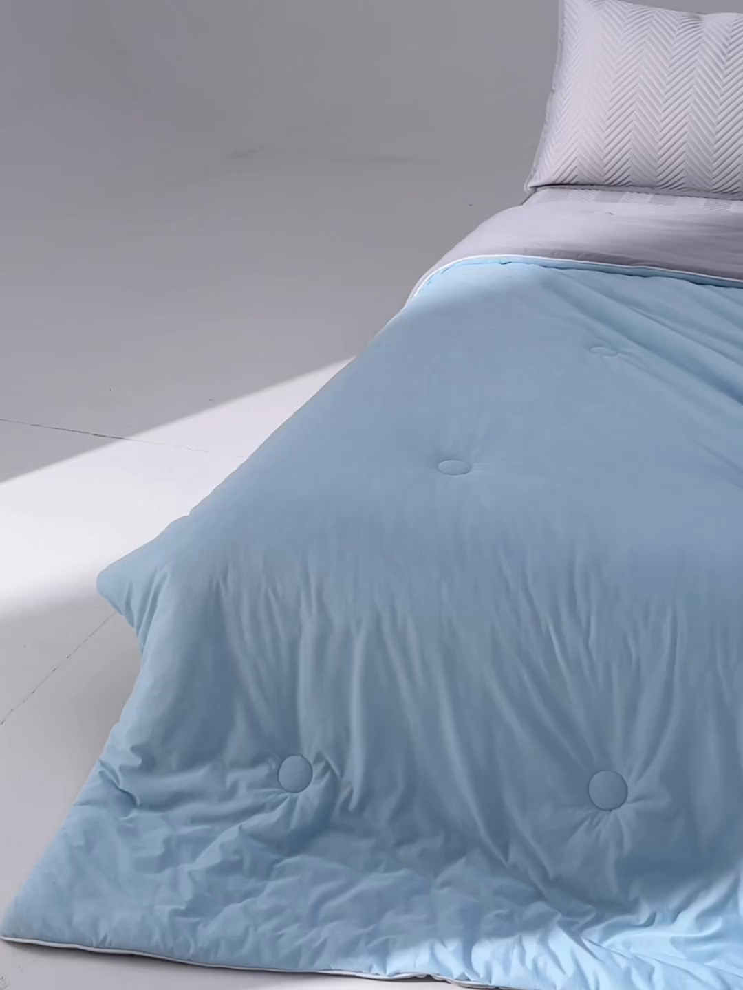 91家纺网 家纺一手货源 找家纺 吾诺家居 2026新款冰爽系列-凉感丝夏被四件套 冰蓝