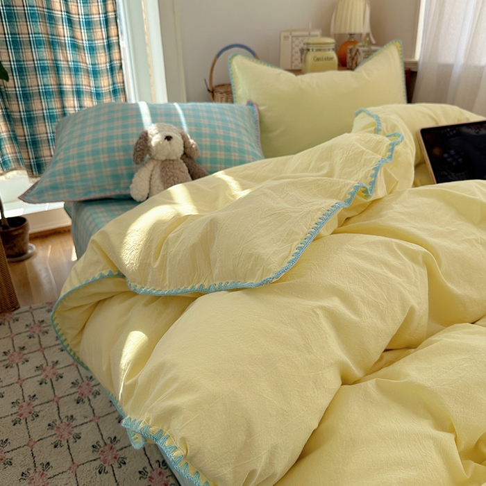 91家纺网 家纺一手货源 找家纺 桃子家居 2026新款A类纯棉色织水洗棉韩系奶油撞色格子三角针贝壳边工艺四件套系列 棉三角针-奶黄青提