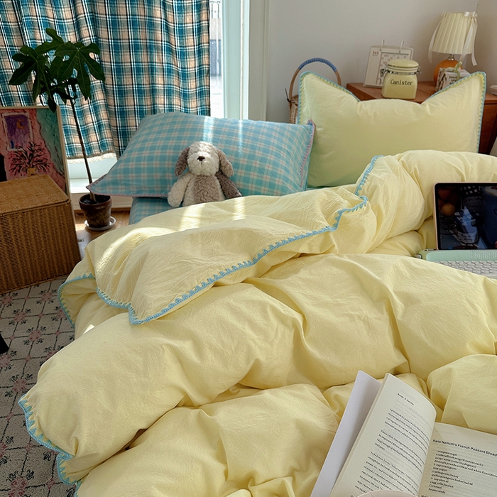 91家纺网 家纺一手货源 找家纺 桃子家居 2026新款A类纯棉色织水洗棉韩系奶油撞色格子三角针贝壳边工艺四件套系列 棉三角针-奶黄青提