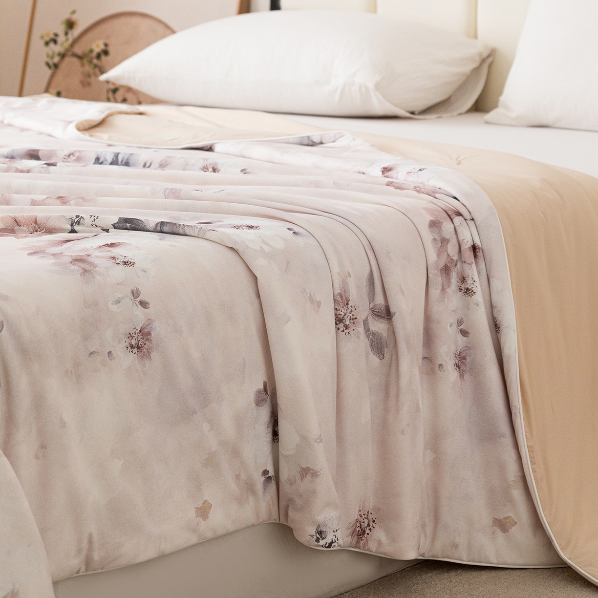 91家纺网 家纺一手货源 找家纺 亿莱鑫 2026新款数码印花凉感丝夏被 花满丛-米黄