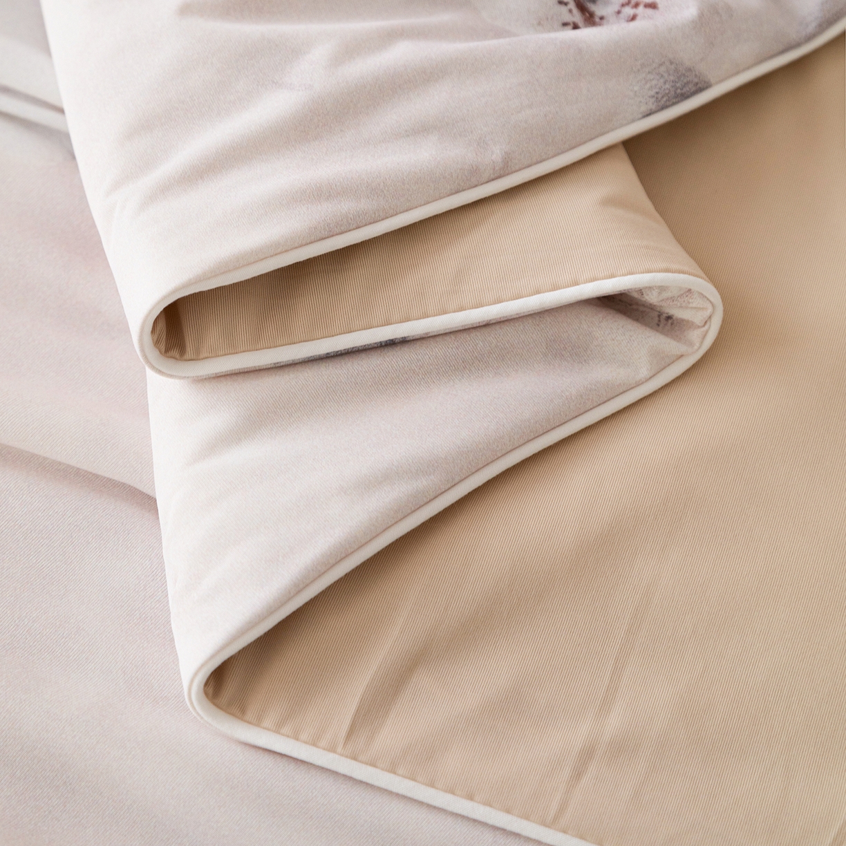 91家纺网 家纺一手货源 找家纺 亿莱鑫 2026新款数码印花凉感丝夏被 花满丛-米黄