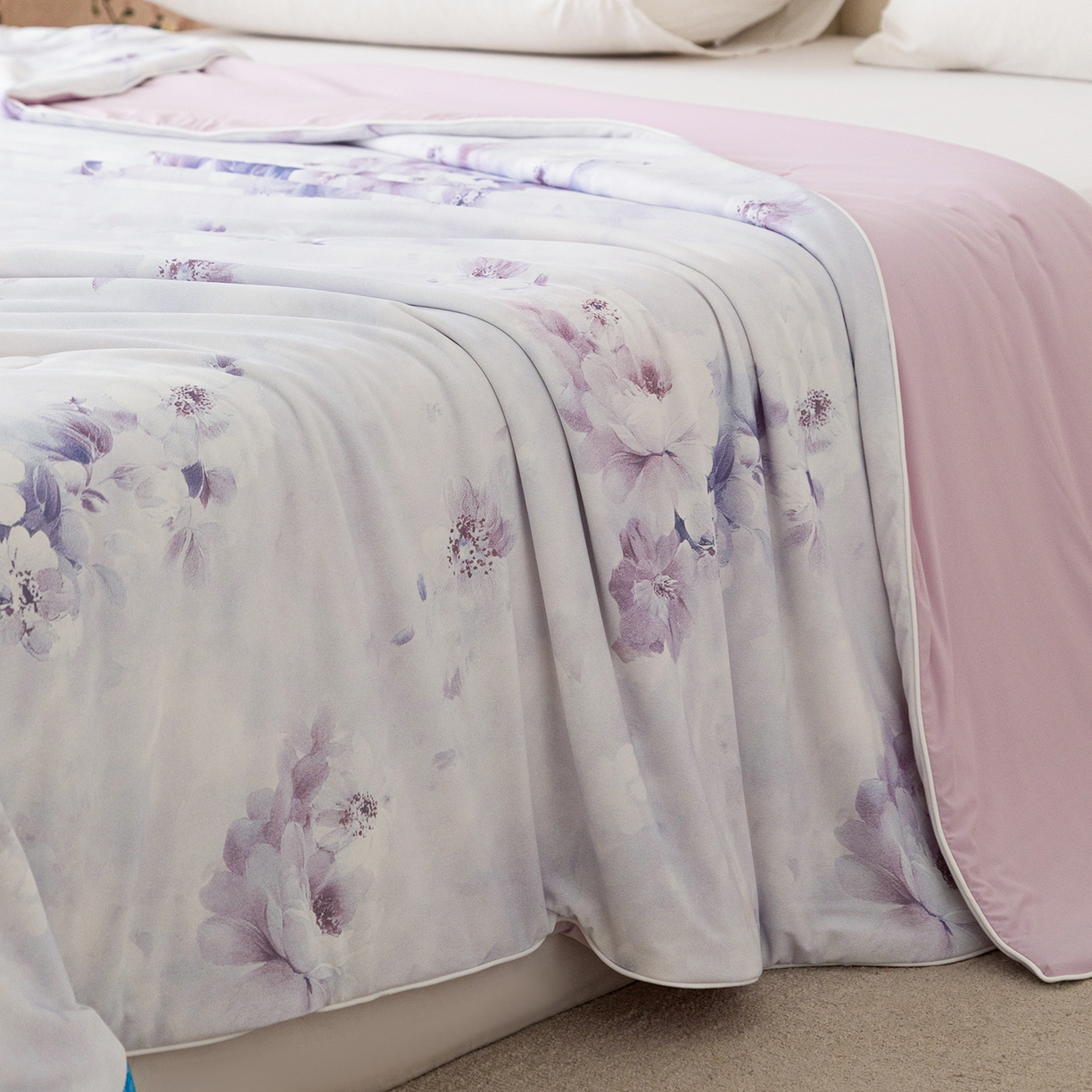 91家纺网 家纺一手货源 找家纺 亿莱鑫 2026新款数码印花凉感丝夏被 花满丛-紫