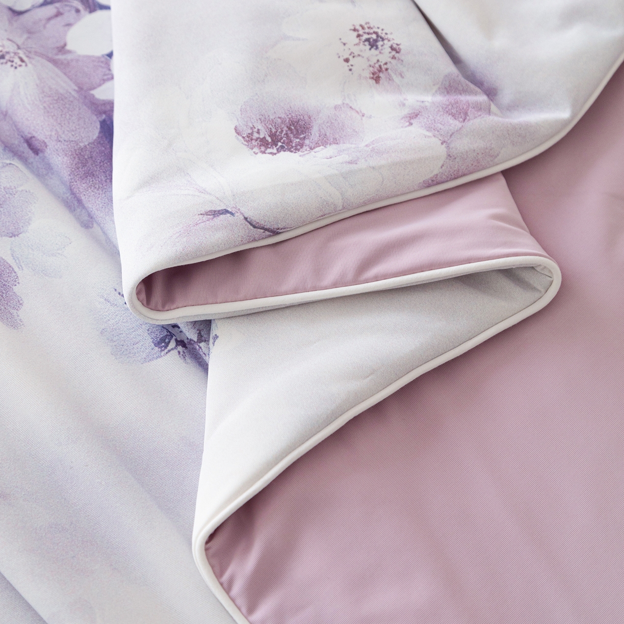 91家纺网 家纺一手货源 找家纺 亿莱鑫 2026新款数码印花凉感丝夏被 花满丛-紫