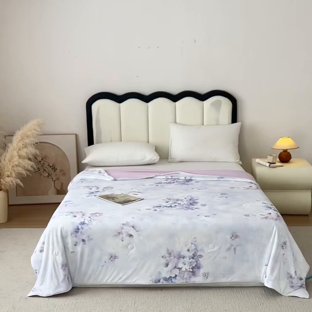 91家纺网 家纺一手货源 找家纺 亿莱鑫 2026新款数码印花凉感丝夏被 花满丛-紫