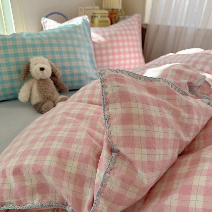 91家纺网 家纺一手货源 找家纺 桃子家居 2026新款A类纯棉色织水洗棉韩系奶油撞色格子三角针贝壳边工艺四件套系列 棉三角针-甜莓冰萃