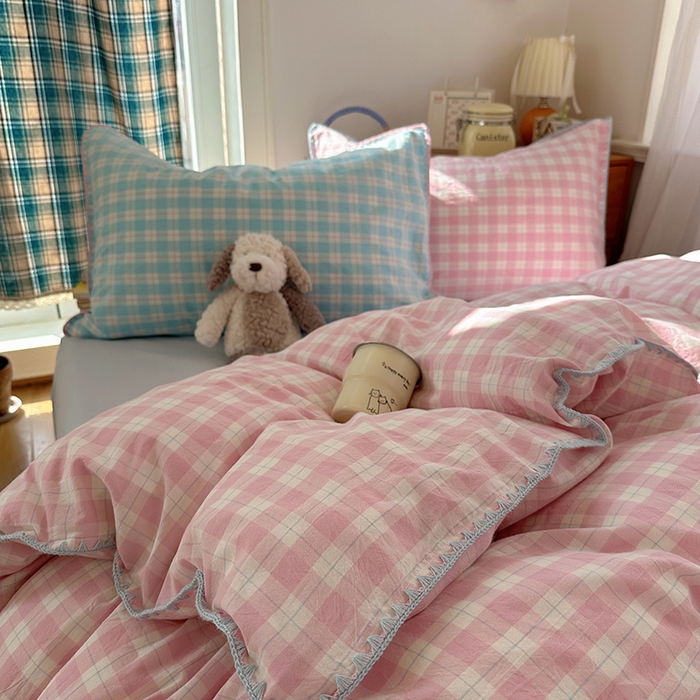 91家纺网 家纺一手货源 找家纺 桃子家居 2026新款A类纯棉色织水洗棉韩系奶油撞色格子三角针贝壳边工艺四件套系列 棉三角针-甜莓冰萃