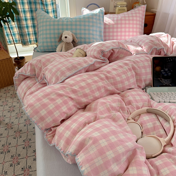 91家纺网 家纺一手货源 找家纺 桃子家居 2026新款A类纯棉色织水洗棉韩系奶油撞色格子三角针贝壳边工艺四件套系列 棉三角针-甜莓冰萃