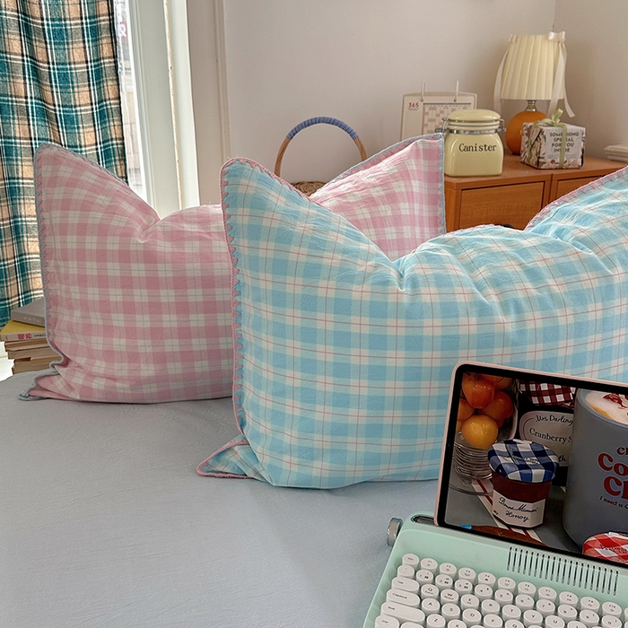 91家纺网 家纺一手货源 找家纺 桃子家居 2026新款A类纯棉色织水洗棉韩系奶油撞色格子三角针贝壳边工艺四件套系列 棉三角针-甜莓冰萃