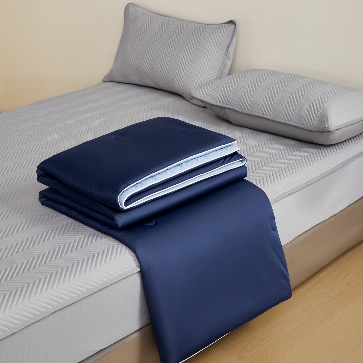 91家纺网 家纺一手货源 找家纺 吾诺家居 2026新款冰爽系列-凉感丝夏被四件套 蔚蓝