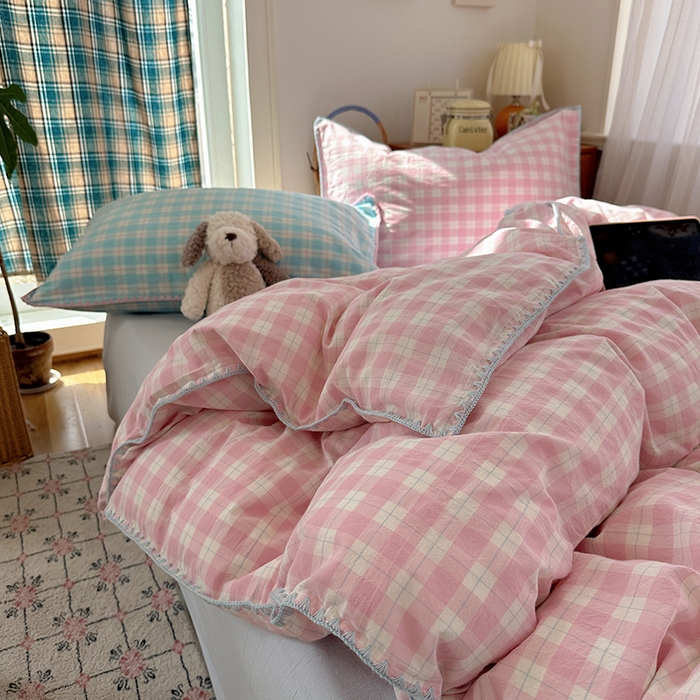 91家纺网 家纺一手货源 找家纺 桃子家居 2026新款A类纯棉色织水洗棉韩系奶油撞色格子三角针贝壳边工艺四件套系列 棉三角针-甜莓冰萃