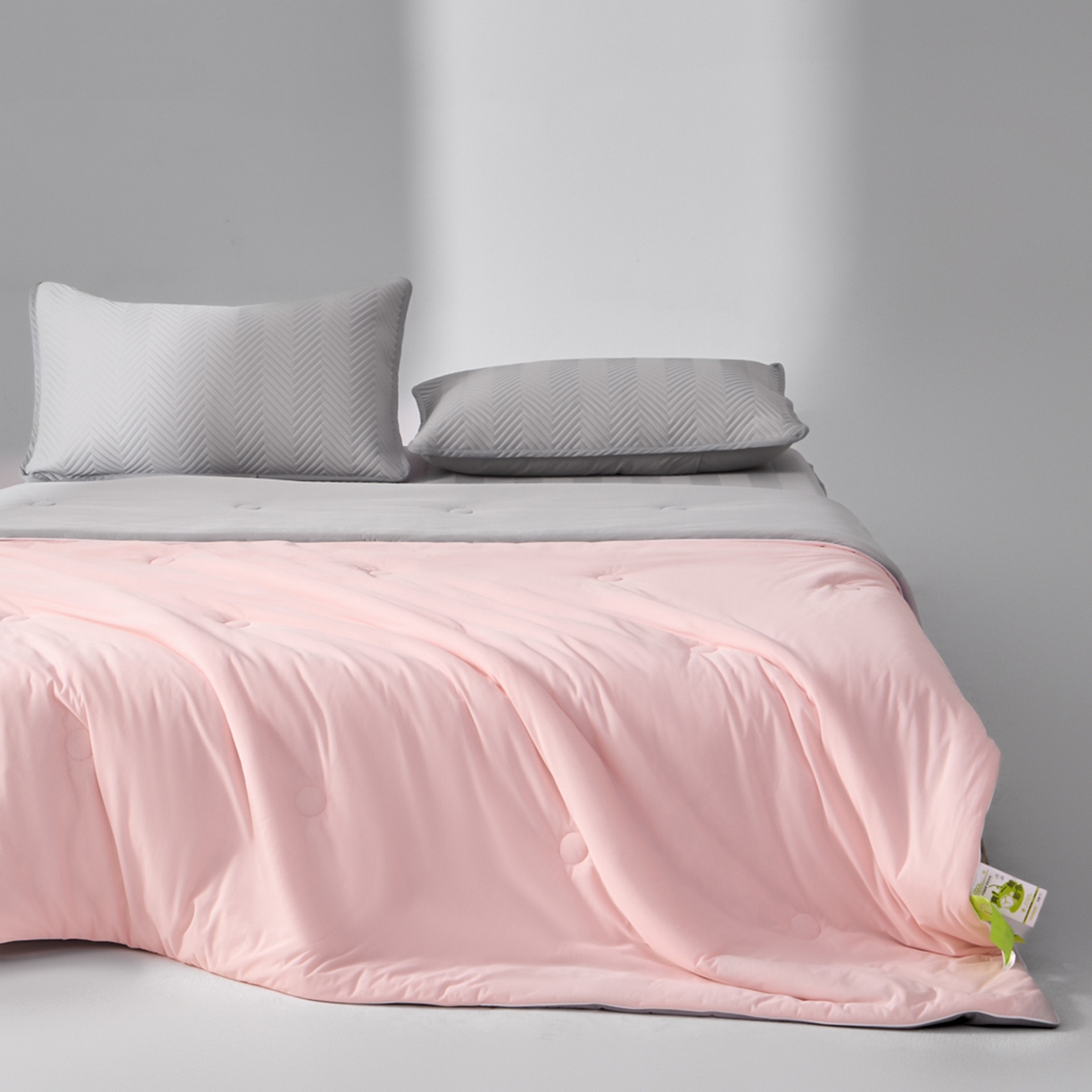 91家纺网 家纺一手货源 找家纺 吾诺家居 2026新款冰爽系列-凉感丝夏被四件套 樱粉