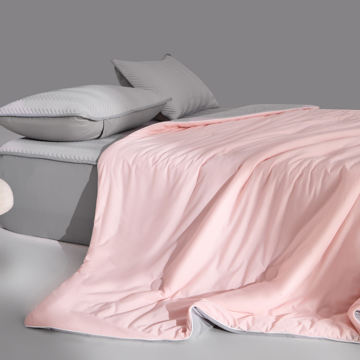 91家纺网 家纺一手货源 找家纺 吾诺家居 2026新款冰爽系列-凉感丝夏被四件套 樱粉