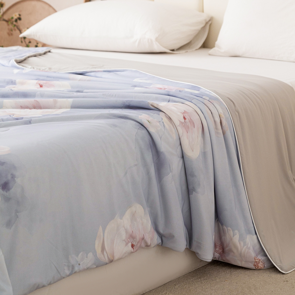 91家纺网 家纺一手货源 找家纺 亿莱鑫 2026新款数码印花凉感丝夏被 花样芬芳-蓝