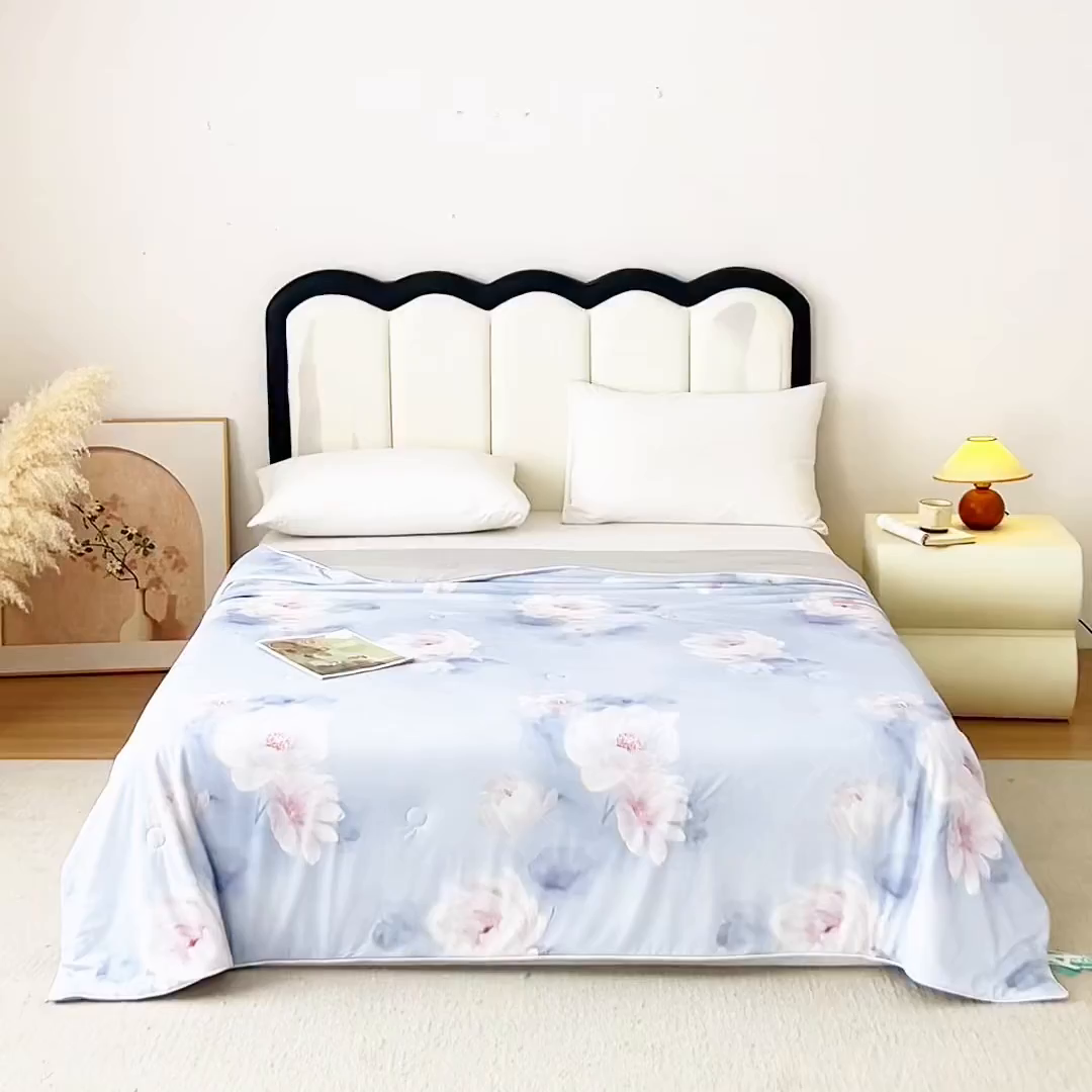 91家纺网 家纺一手货源 找家纺 亿莱鑫 2026新款数码印花凉感丝夏被 花样芬芳-蓝