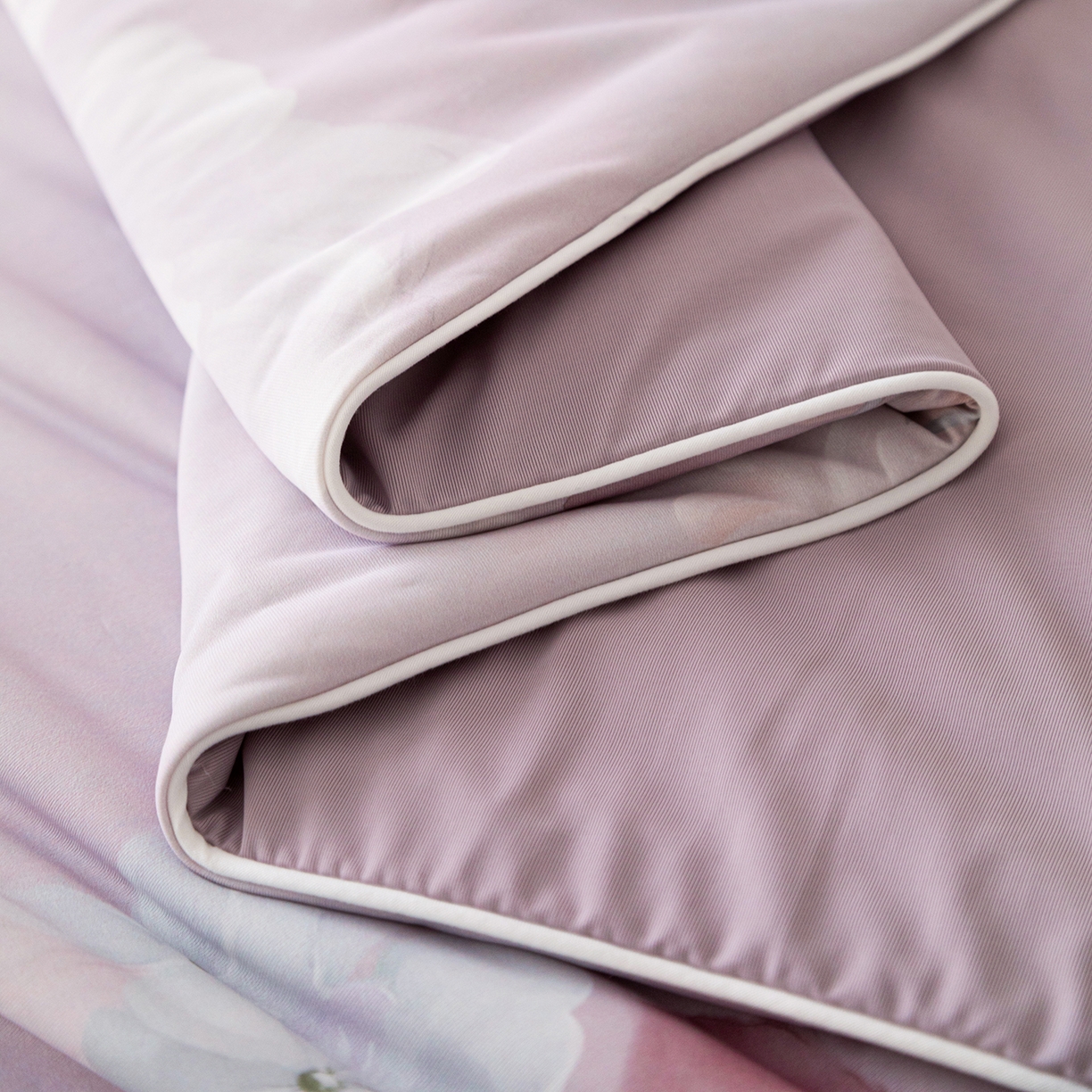 91家纺网 家纺一手货源 找家纺 亿莱鑫 2026新款数码印花凉感丝夏被 花样芬芳-紫