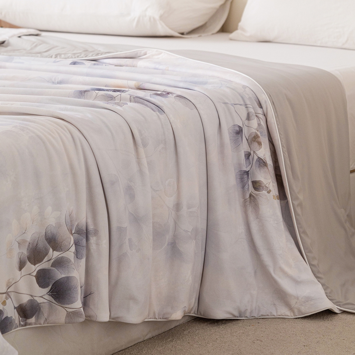 91家纺网 家纺一手货源 找家纺 亿莱鑫 2026新款数码印花凉感丝夏被 郁情-灰