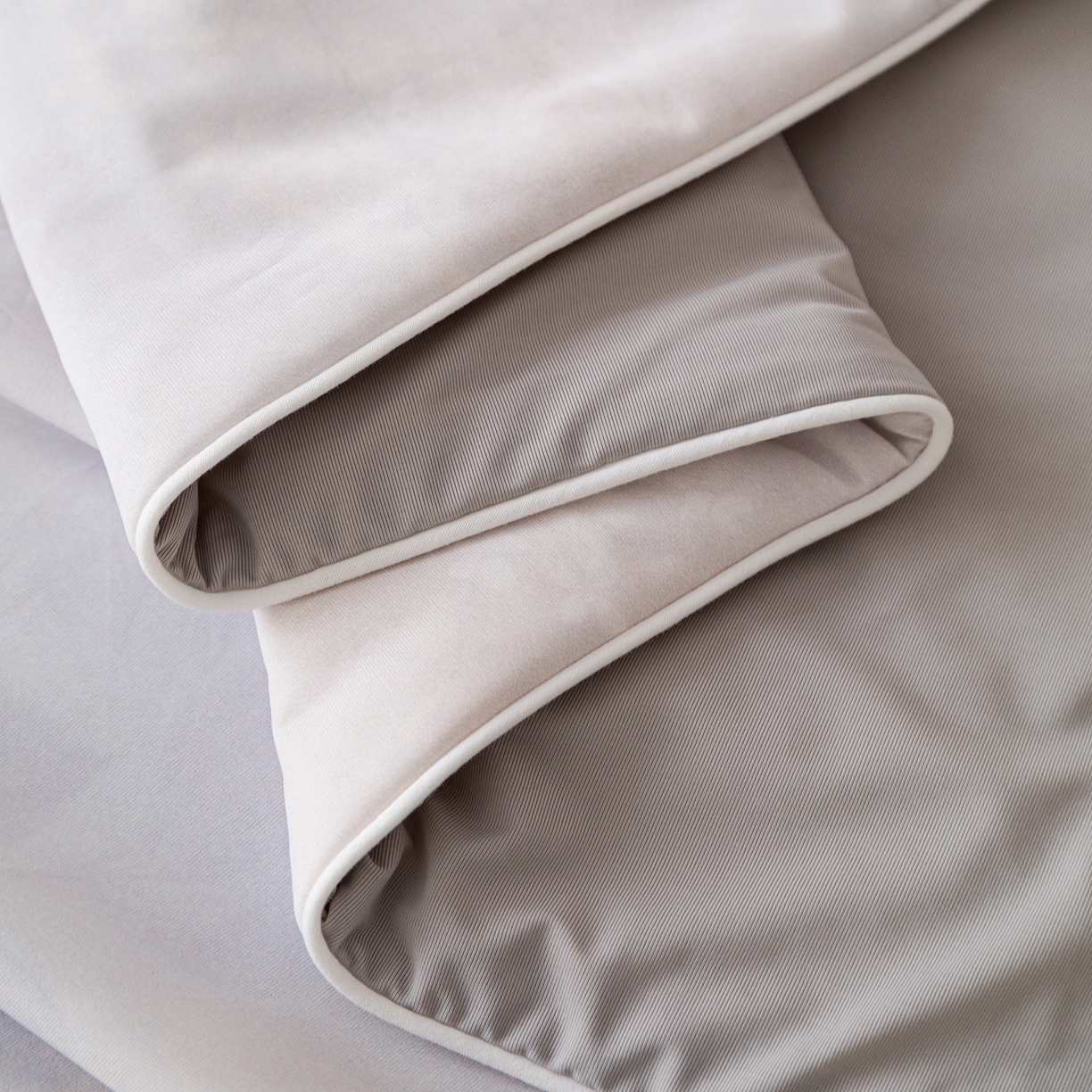 91家纺网 家纺一手货源 找家纺 亿莱鑫 2026新款数码印花凉感丝夏被 郁情-灰