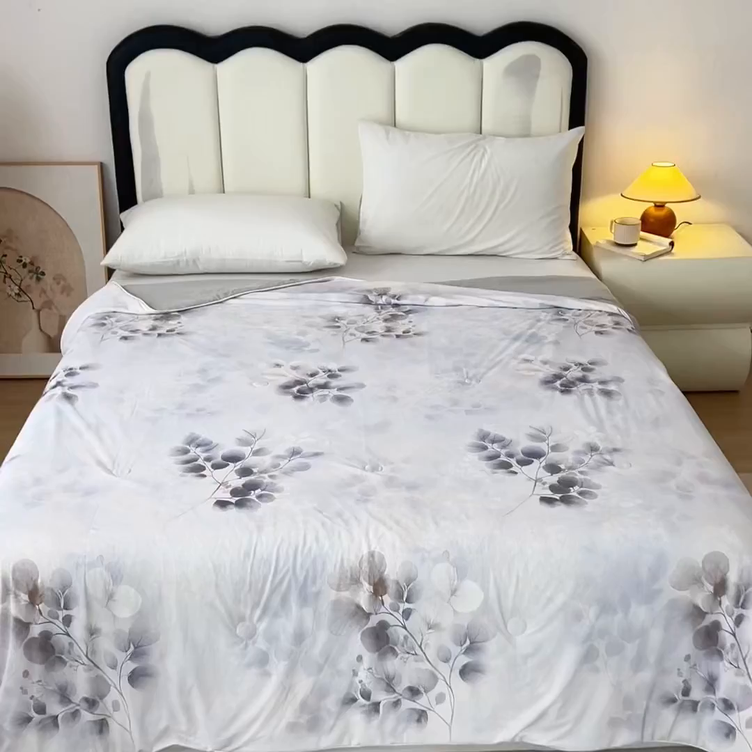 91家纺网 家纺一手货源 找家纺 亿莱鑫 2026新款数码印花凉感丝夏被 郁情-灰