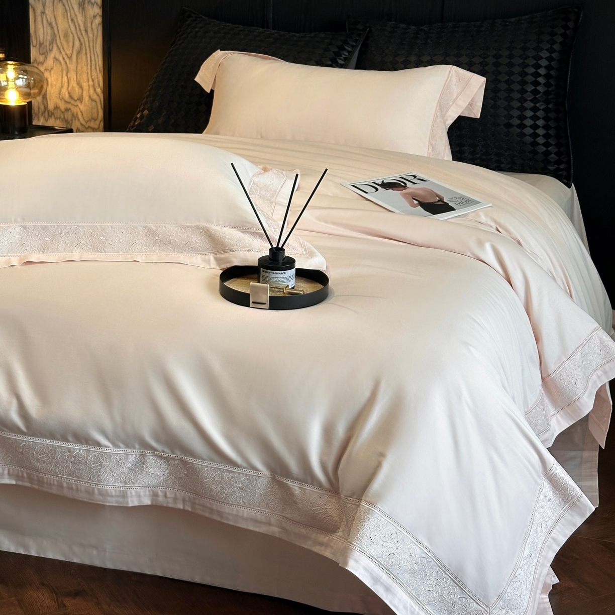 91家纺网 家纺一手货源 找家纺 南泉坊 2026新款长绒棉纯棉镂空花边拼角四件套-奥斯丁 奥斯丁—初恋粉