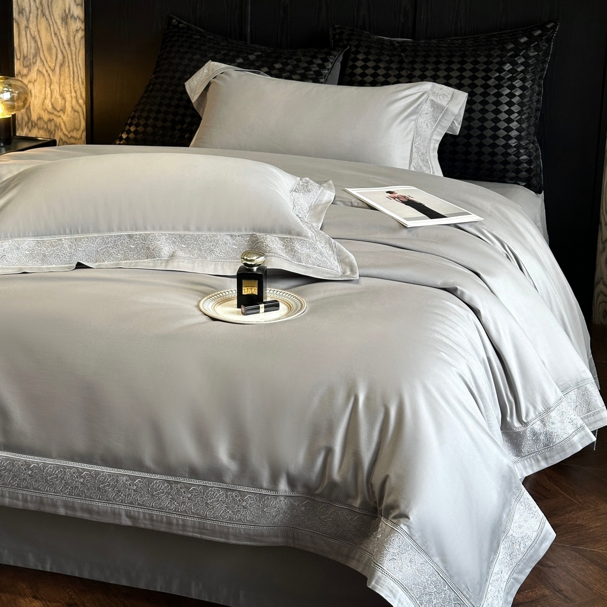 91家纺网 家纺一手货源 找家纺 南泉坊 2026新款长绒棉纯棉镂空花边拼角四件套-奥斯丁 奥斯丁—时空灰