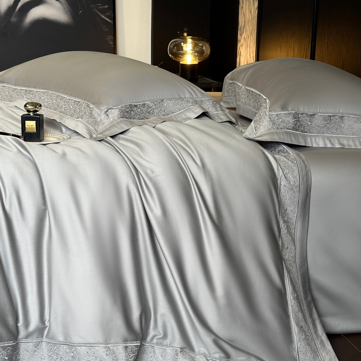 91家纺网 家纺一手货源 找家纺 南泉坊 2026新款长绒棉纯棉镂空花边拼角四件套-奥斯丁 奥斯丁—时空灰