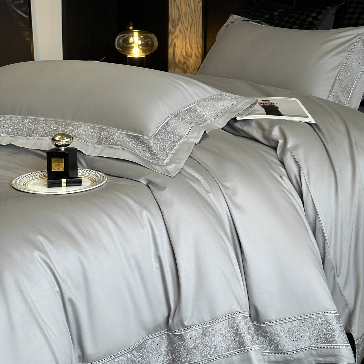 91家纺网 家纺一手货源 找家纺 南泉坊 2026新款长绒棉纯棉镂空花边拼角四件套-奥斯丁 奥斯丁—时空灰