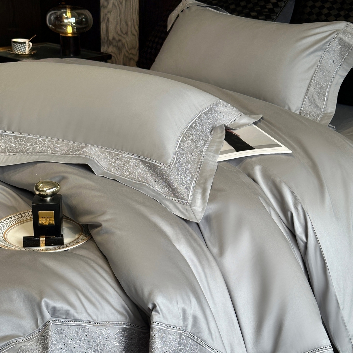 91家纺网 家纺一手货源 找家纺 南泉坊 2026新款长绒棉纯棉镂空花边拼角四件套-奥斯丁 奥斯丁—时空灰