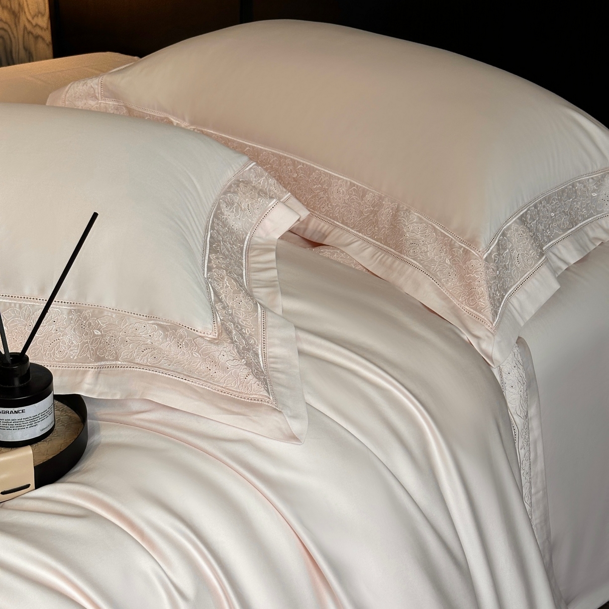 91家纺网 家纺一手货源 找家纺 南泉坊 2026新款长绒棉纯棉镂空花边拼角四件套-奥斯丁 奥斯丁—初恋粉