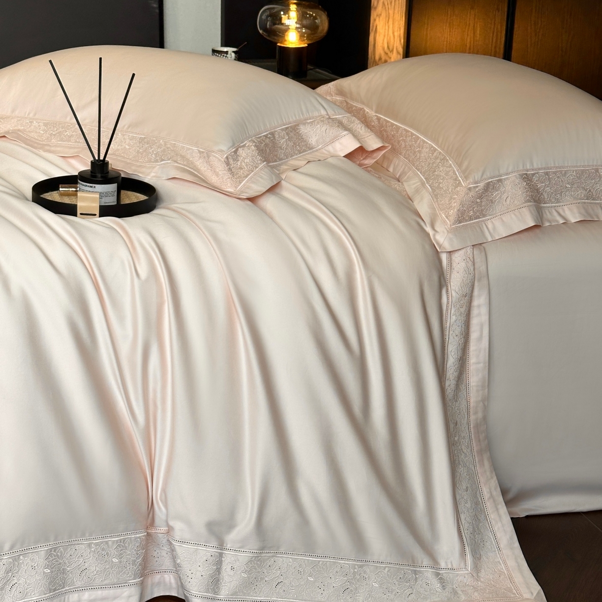 91家纺网 家纺一手货源 找家纺 南泉坊 2026新款长绒棉纯棉镂空花边拼角四件套-奥斯丁 奥斯丁—初恋粉