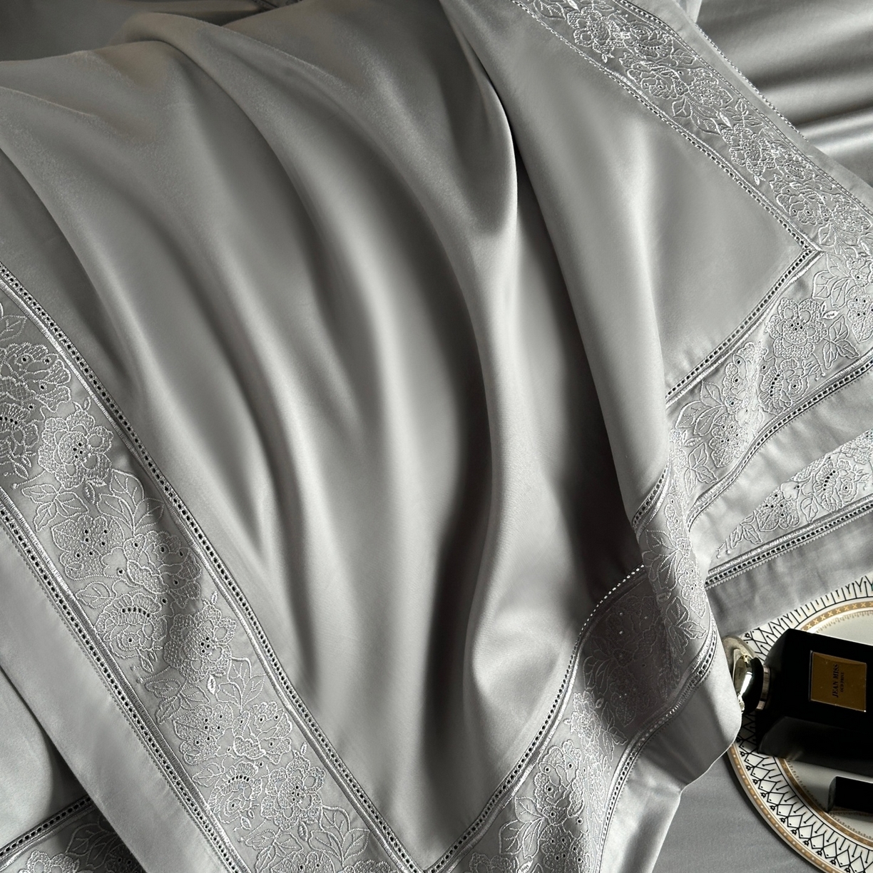 91家纺网 家纺一手货源 找家纺 南泉坊 2026新款长绒棉纯棉镂空花边拼角四件套-奥斯丁 奥斯丁—时空灰