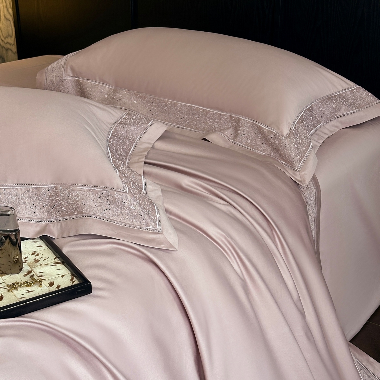 91家纺网 家纺一手货源 找家纺 南泉坊 2026新款长绒棉纯棉镂空花边拼角四件套-奥斯丁 奥斯丁—梦幻紫