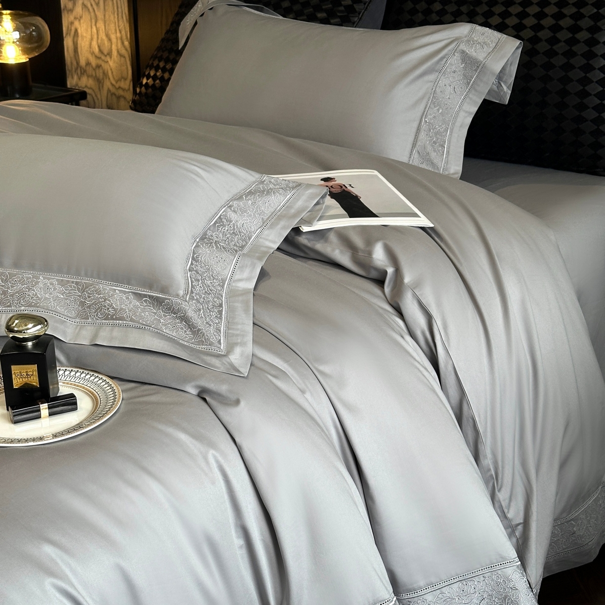 91家纺网 家纺一手货源 找家纺 南泉坊 2026新款长绒棉纯棉镂空花边拼角四件套-奥斯丁 奥斯丁—时空灰