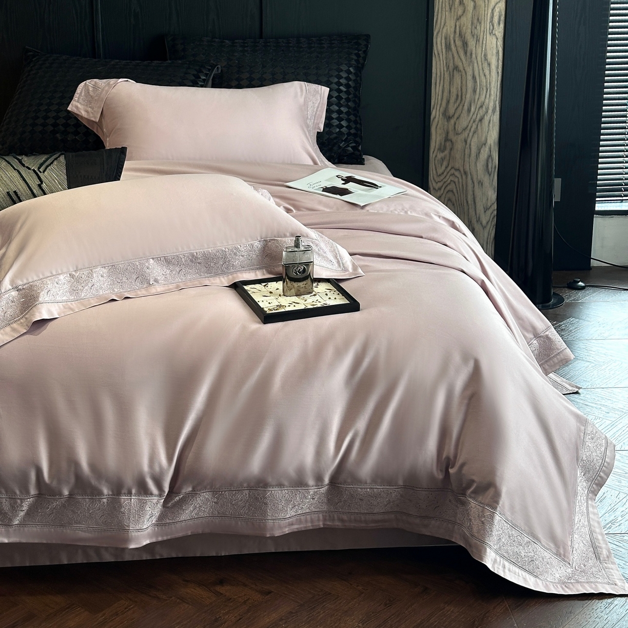 91家纺网 家纺一手货源 找家纺 南泉坊 2026新款长绒棉纯棉镂空花边拼角四件套-奥斯丁 奥斯丁—梦幻紫